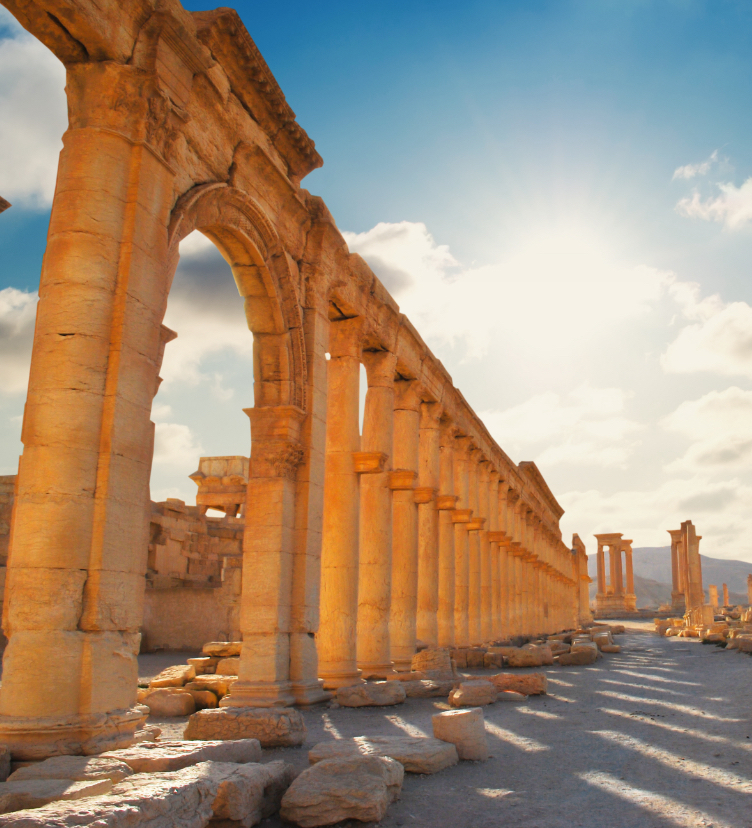 Reise zu den Säulen der Ruine von Palmyra in Syrien